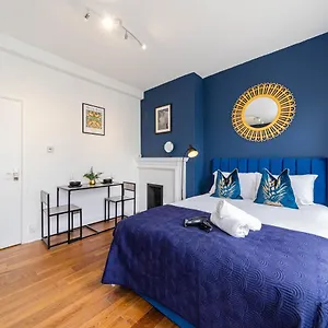  Apartment Super Central Studio I Next To Beach & Shopping Centre I King Size Bed I Sleep 3 United Kingdom